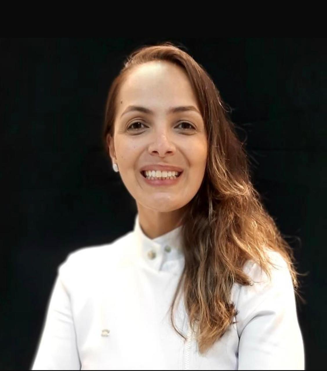 Retrato de Carla Verena, esteticista no Rio de Janeiro, de jaleco branco